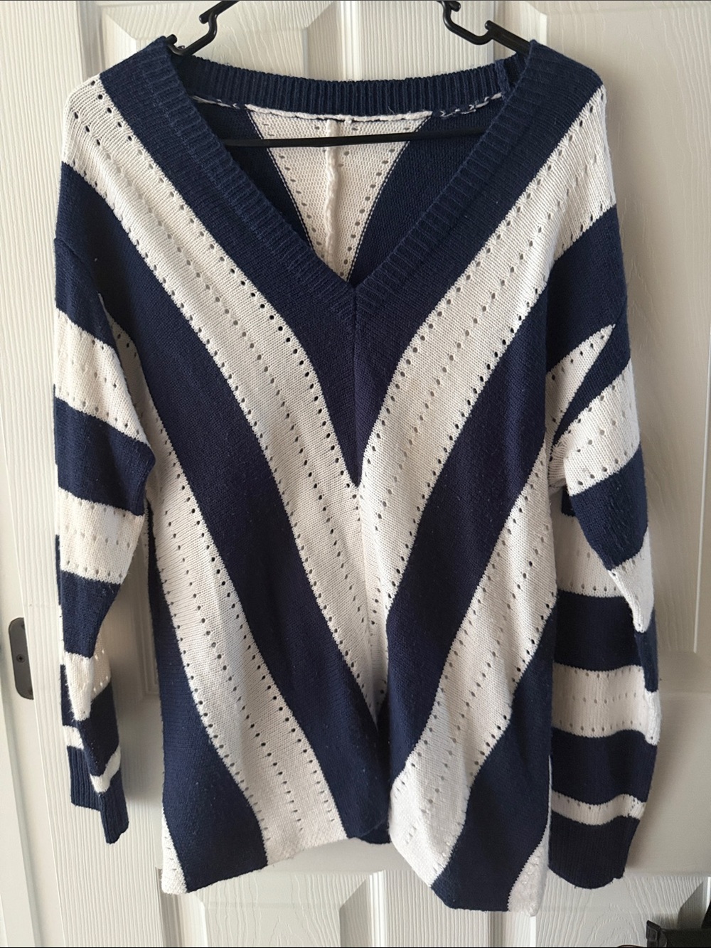 Navy & White V-Neck Chevron Stripe Acrylic Sweater, Women’s Small